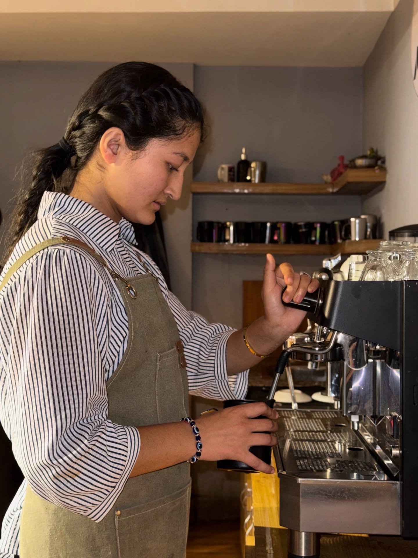 Caffinity Barista student pulling espresso on dual-boiler commercial machine
